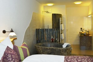 Habitación doble Confort, 1 cama King size, tina, vista a la colina | Ropa de cama hipoalergénica y caja de seguridad en la habitación 