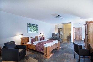 Comfort Double Room, 1 King Bed, Bathtub, Hill View | Hypo-allergenic bedding, in-room safe, soundproofing, free WiFi - Reit-und Sporthotel Nordmann (Arnstein)