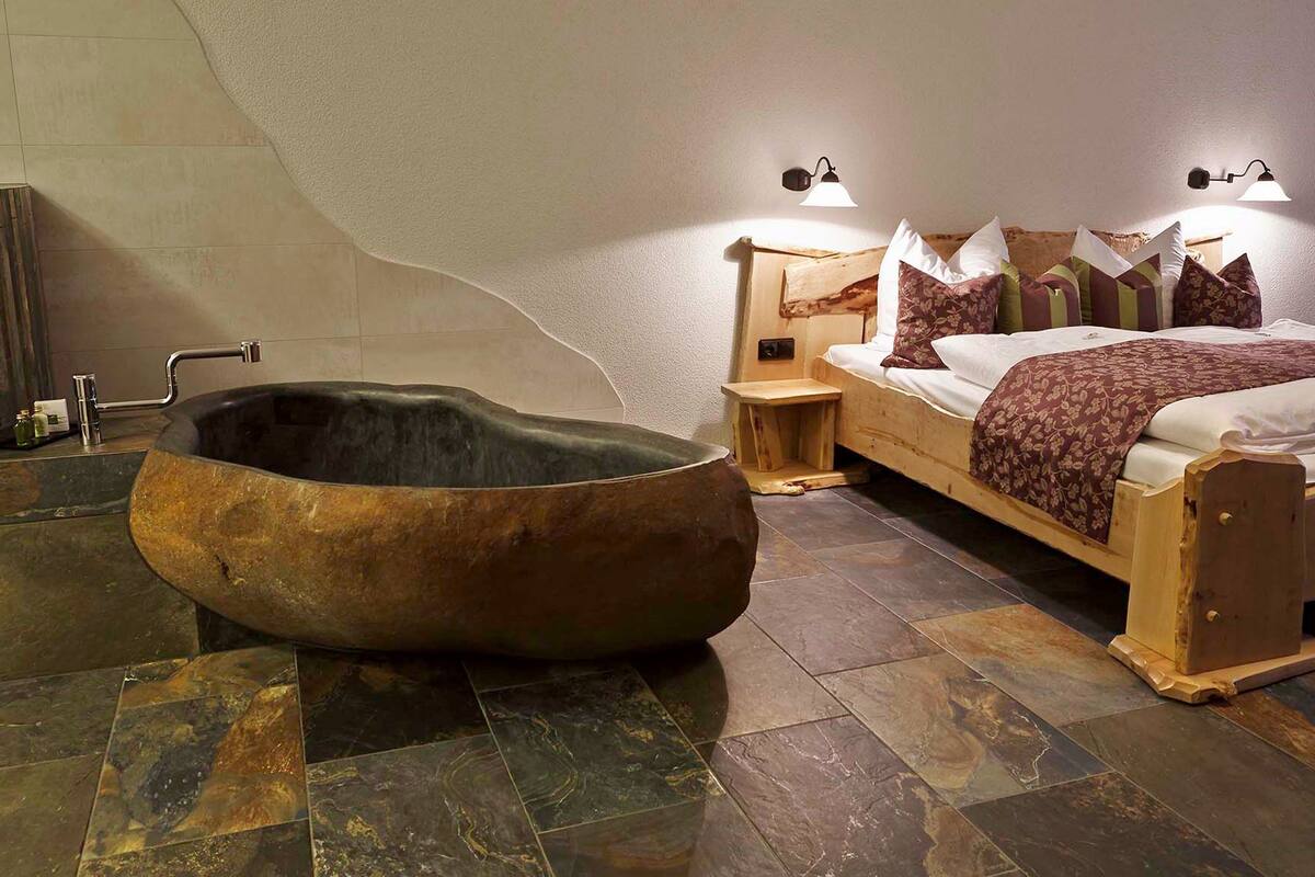 Quarto casal conforto, 1 cama King, banheira, vista para a colina | Roupas de cama antialérgicas, quartos à prova de som, Wi-Fi de cortesia