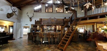 2 间餐厅，供应早餐、午餐和晚餐，地区菜