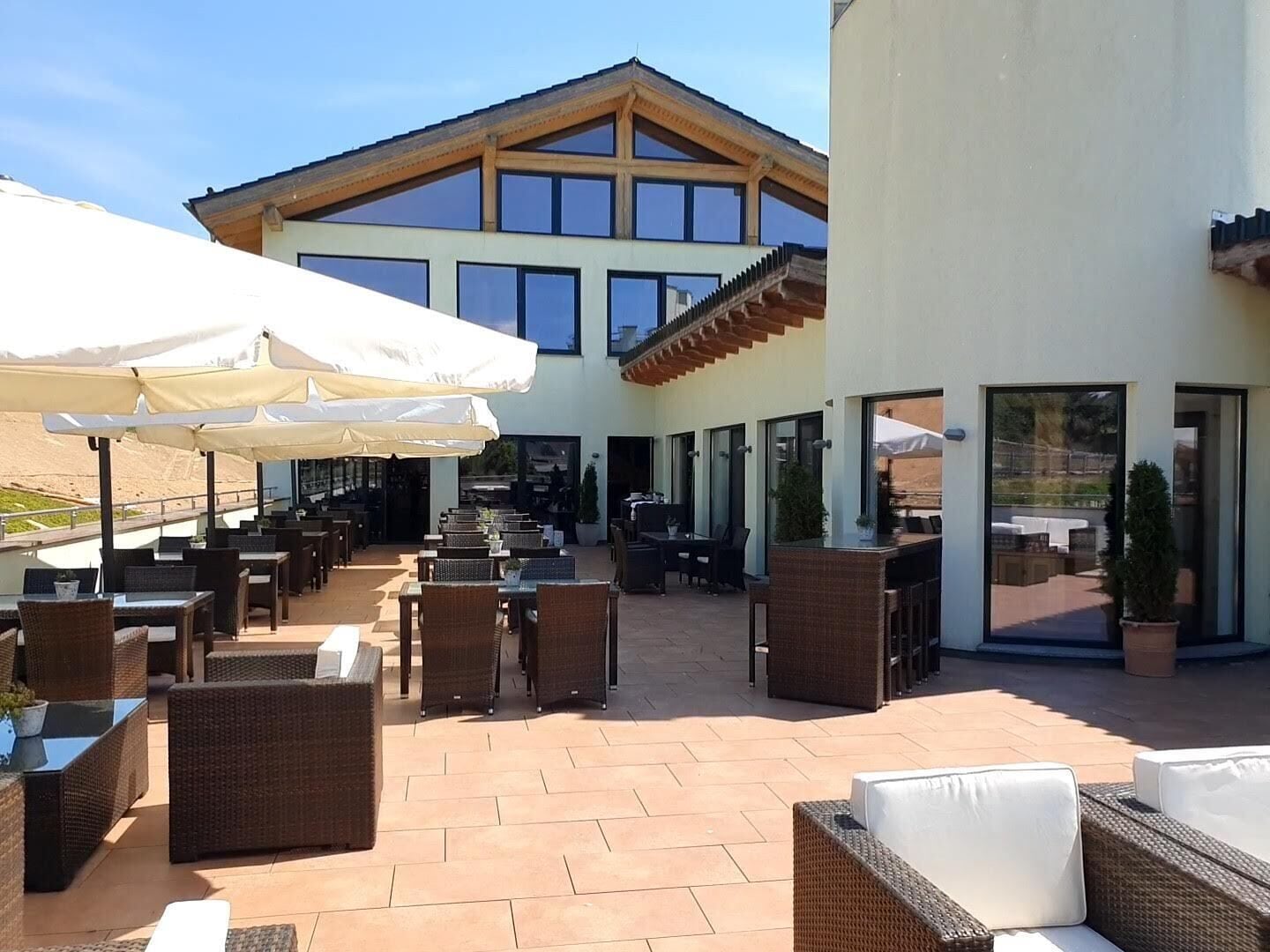 2 restaurants, breakfast, lunch, dinner served; regional cuisine