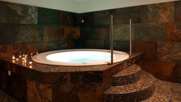 Indoor spa tub