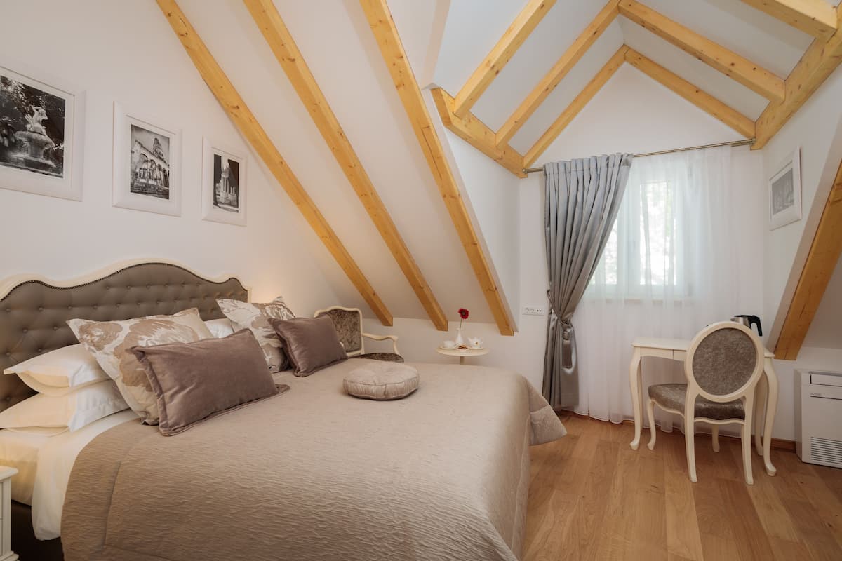 Luxury Double Room (402) | 高級寝具、羽毛の掛け布団、ピロートップベッド、ミニバー