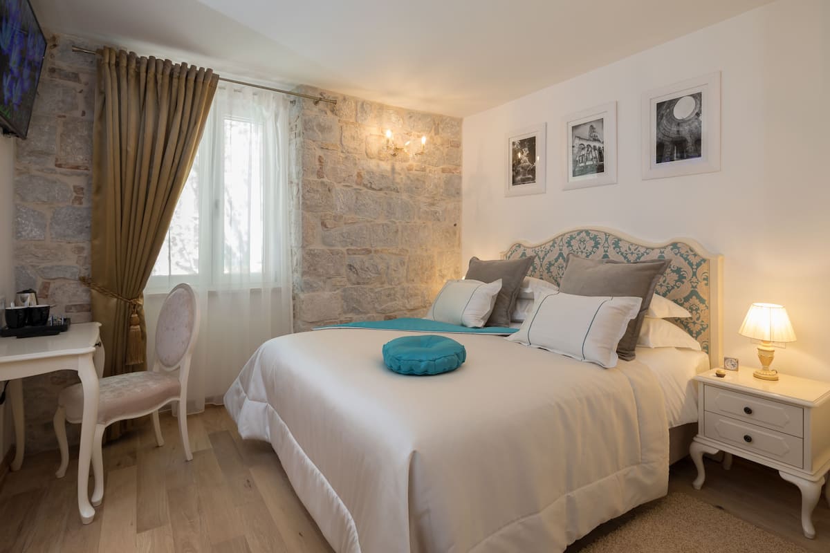 Luxury Double Room (302) | Premium bedding, down duvets, pillow-top beds, minibar