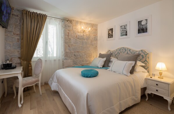 Luxury Double Room (302) | Ylelliset vuodevaatteet, untuvapeitot, pillowtop-patjalliset sängyt