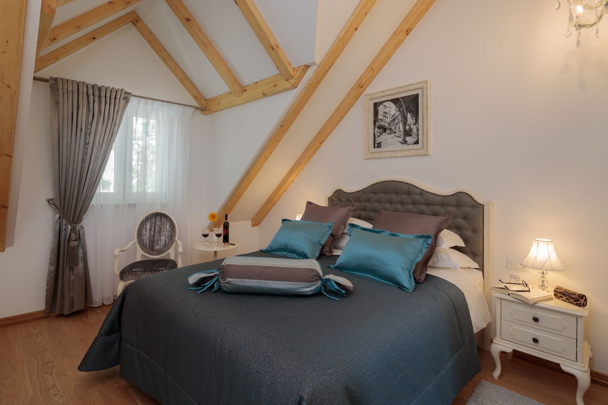 Luxury Double Room, Attic (401) | 高級寝具、羽毛の掛け布団、ピロートップベッド、ミニバー