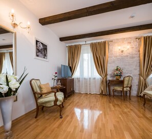 Premium Double Room (101) | Oleskelualue | Taulutelevisio