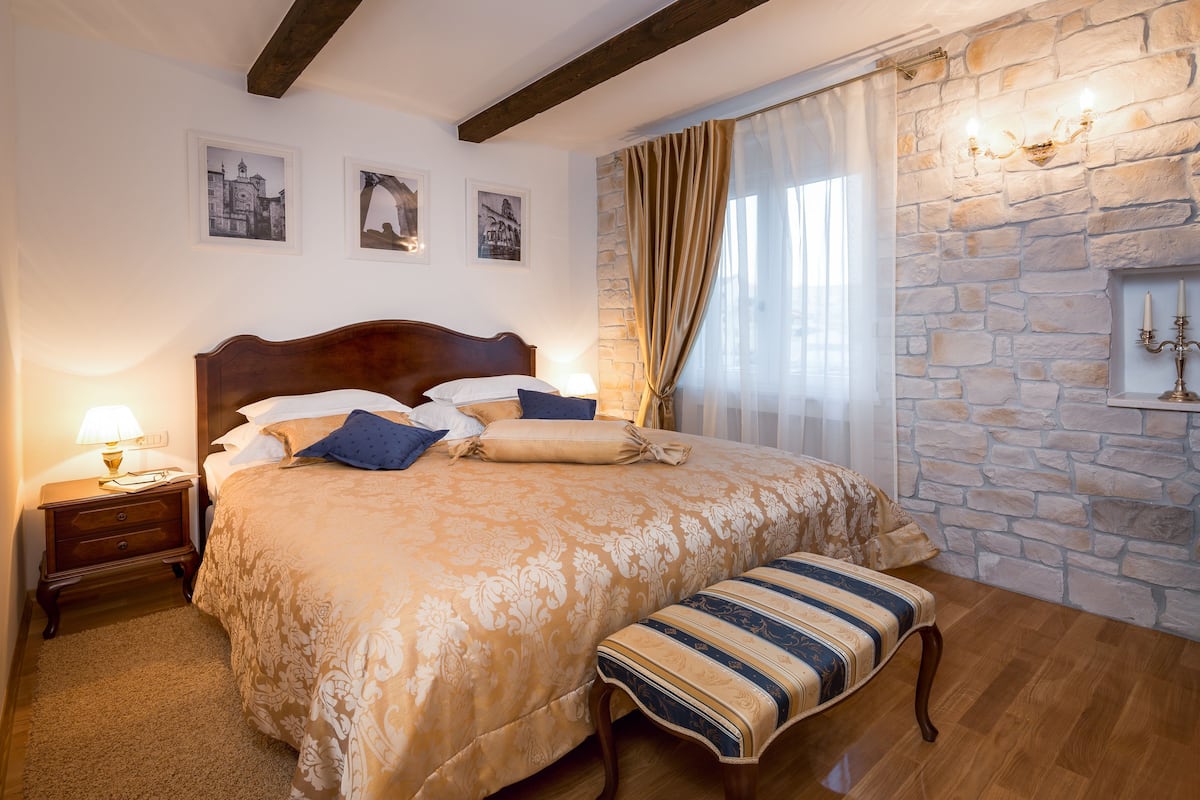 Exclusive Suite, Balcony, Courtyard View (104) | Premium bedding, down duvets, pillow-top beds, minibar
