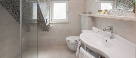Luxury Double Room, Attic (401) | 욕실 | 샤워 시설, 수중안마 샤워기, 무료 세면용품, 헤어드라이어