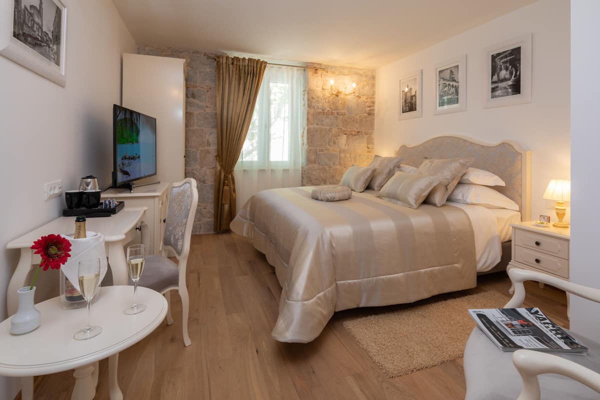 Luxury Double or Twin Room (301) | 高級寝具、羽毛の掛け布団、ピロートップベッド、ミニバー