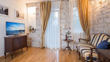 Exclusive Suite, Balcony, Courtyard View (104) | Oleskelualue | Taulutelevisio