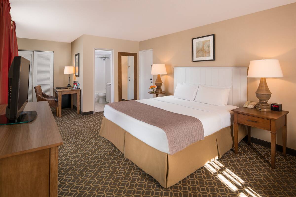 Classic Room, 1 King Bed, Corner