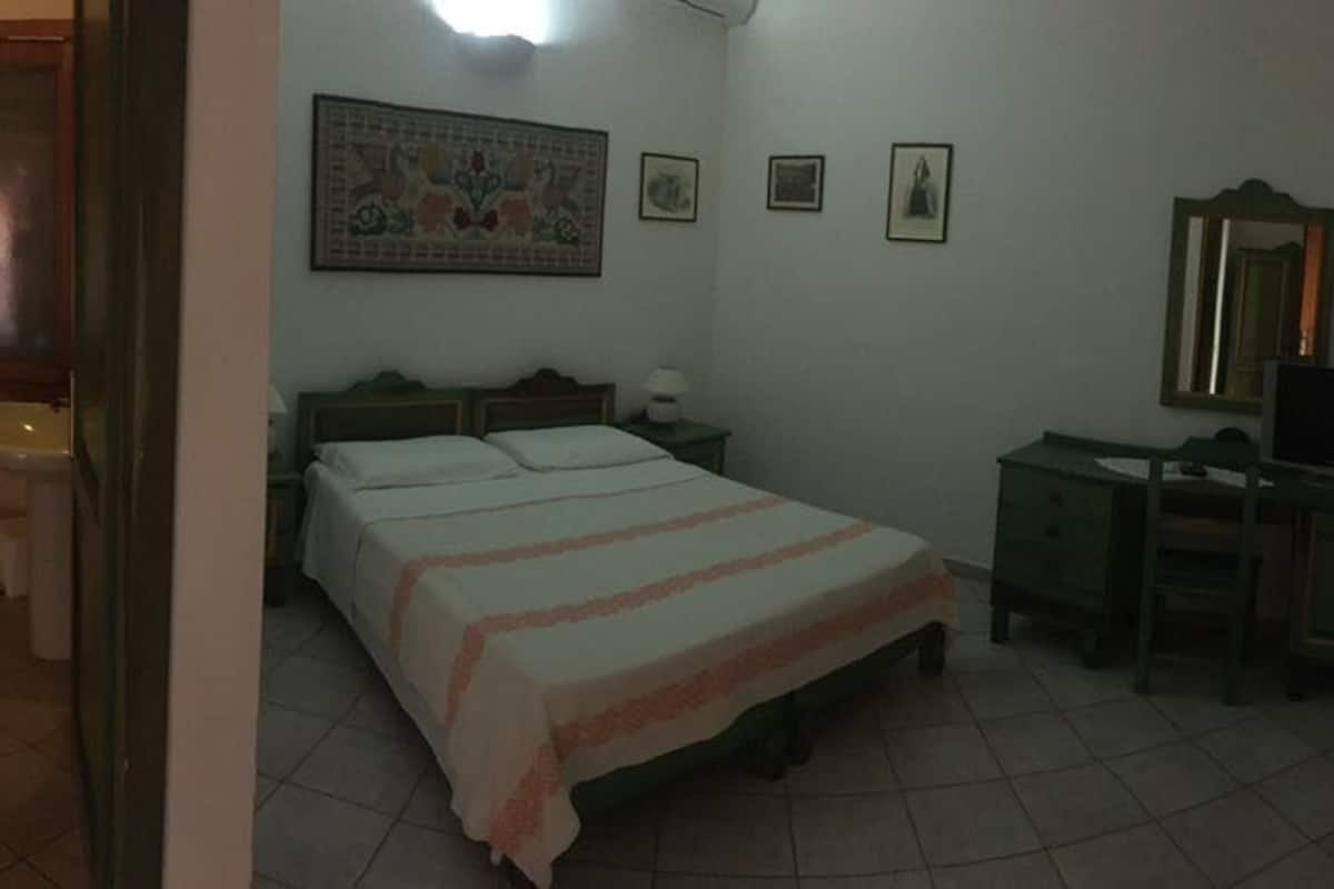 Habitación doble | Escritorio, insonorización, tabla de planchar con plancha y wifi gratis