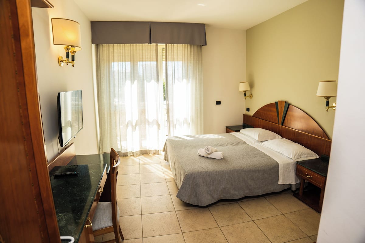 Camera Classic Dependance Doppia con Balcone | Minibar, safe på rommet, skrivebord og lydisolert