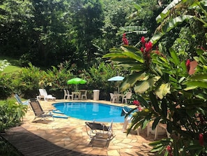 Una piscina al aire libre