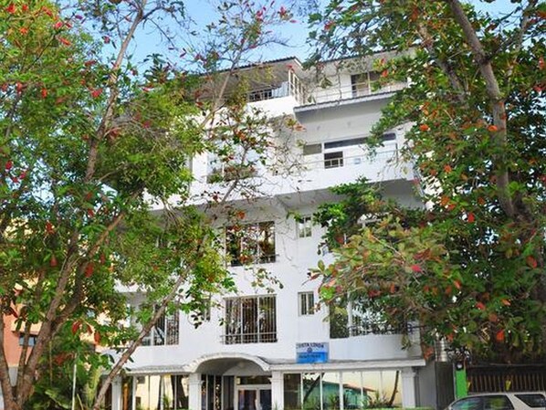 Vista frontal de la propiedad