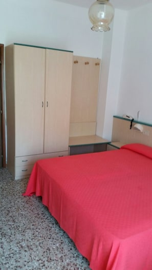 Habitación con 1 cama matrimonial o 2 individuales | Caja de seguridad en la habitación y wifi gratis