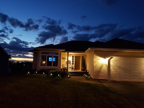 Fachada da propriedade à noite