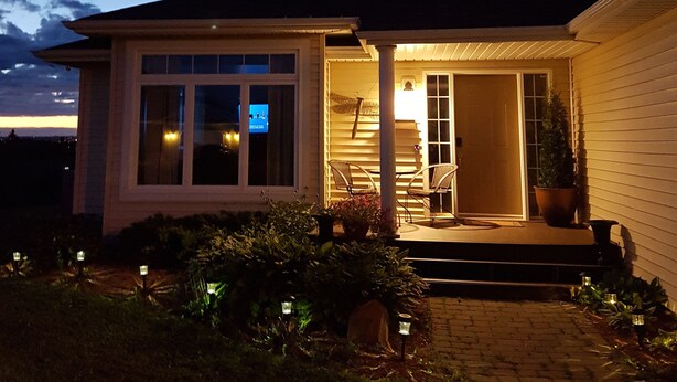 Uma casa com varanda, janela e porta.