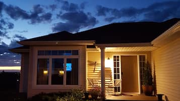 واجهة المنشأة - في المساء/الليل