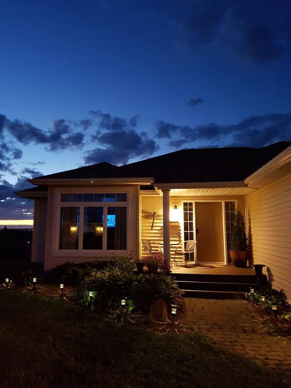 Fachada da propriedade à noite