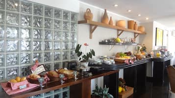 TĂ€gliches inbegriffenes FrĂŒhstĂŒcksbuffet