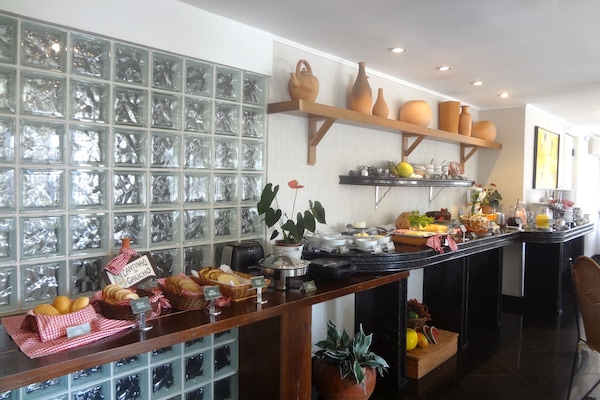 Sudah termasuk sarapan prasmanan setiap hari