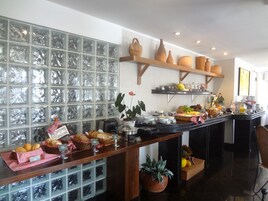 Café da manhã com buffet grátis todos os dias