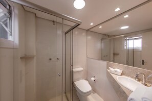 Een douche, gratis toiletartikelen, handdoeken