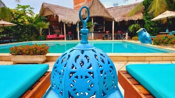 Hồ bơi ngoài trời, dù/ô trên bãi biển/hồ bơi, ghế dài tắm nắng