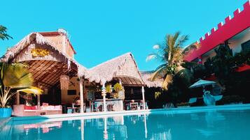 Hồ bơi ngoài trời, dù/ô trên bãi biển/hồ bơi, ghế dài tắm nắng