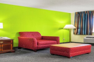 Escritorio, wifi gratis y ropa de cama