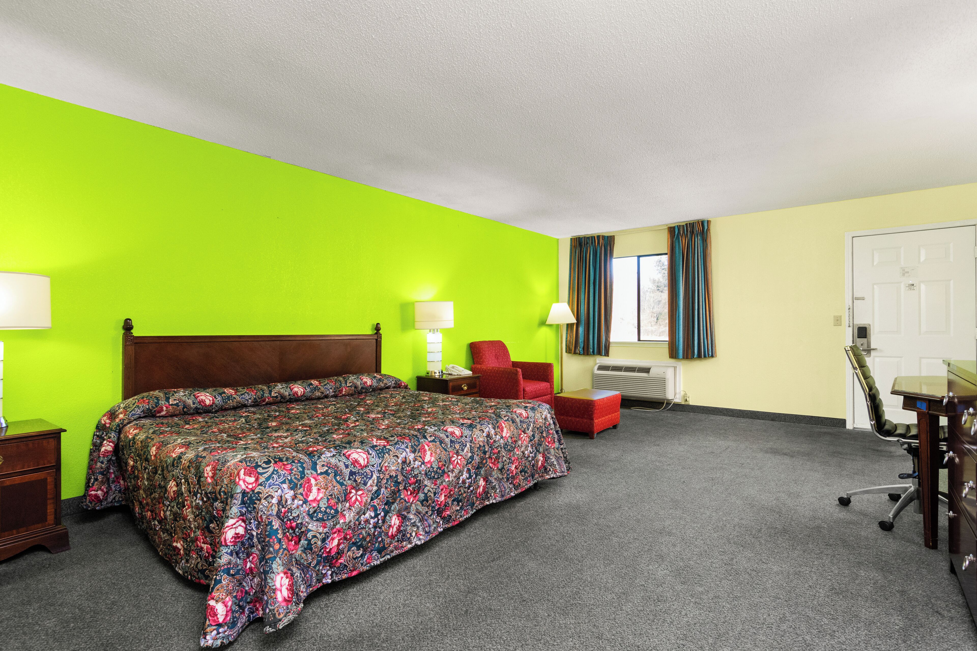 Room, 1 King Bed, Non Smoking | Desk, free WiFi, bed sheets