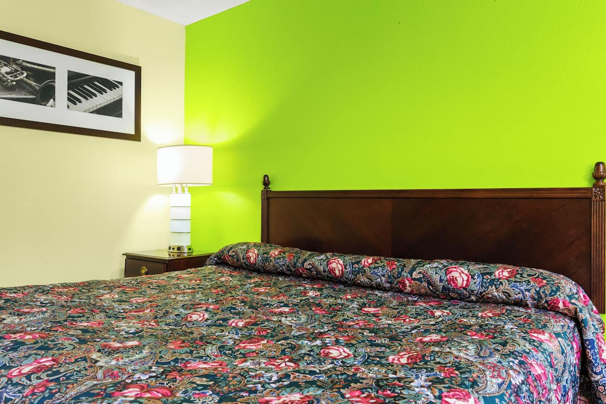 Room, 1 King Bed, Non Smoking | Desk, WiFi (free), bed sheets