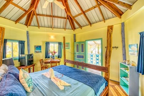 Butterfly Room | Free WiFi, bed sheets - Cosmic Crab Resort (Bocas del Toro)