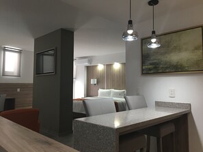 豪華套房, 1 張特大雙人床和 1 張沙發床 | 起居區 | 43-吋平面電視、有線頻道、電視