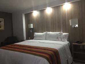 Standaard kamer, 1 kingsize bed | Een kluis op de kamer, een bureau, een strijkplank/strijkijzer