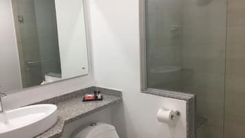 Pengering rambut, tuala disediakan