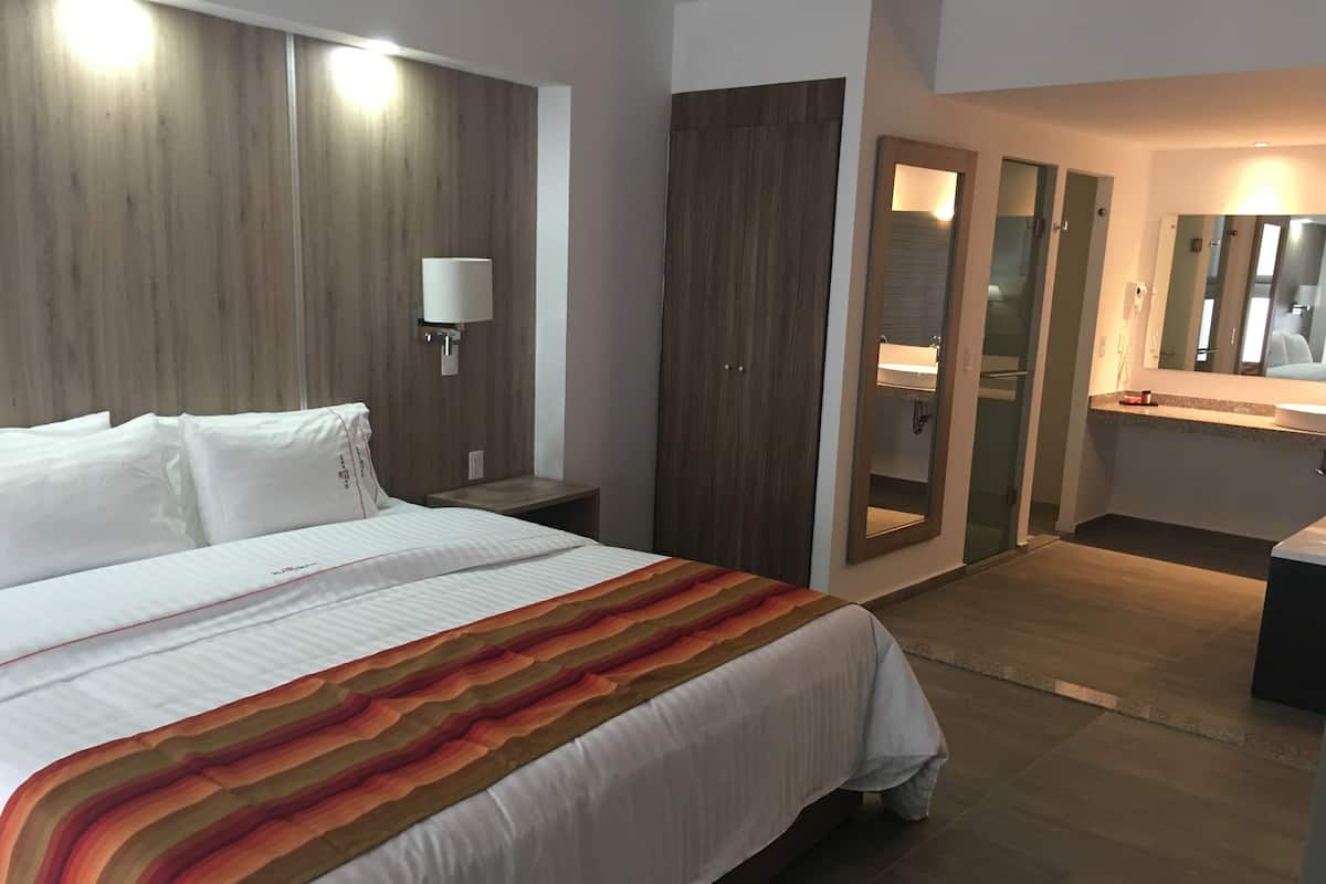 Suite Deluxe, 1 cama King size y sofá cama | Caja de seguridad en la habitación y escritorio