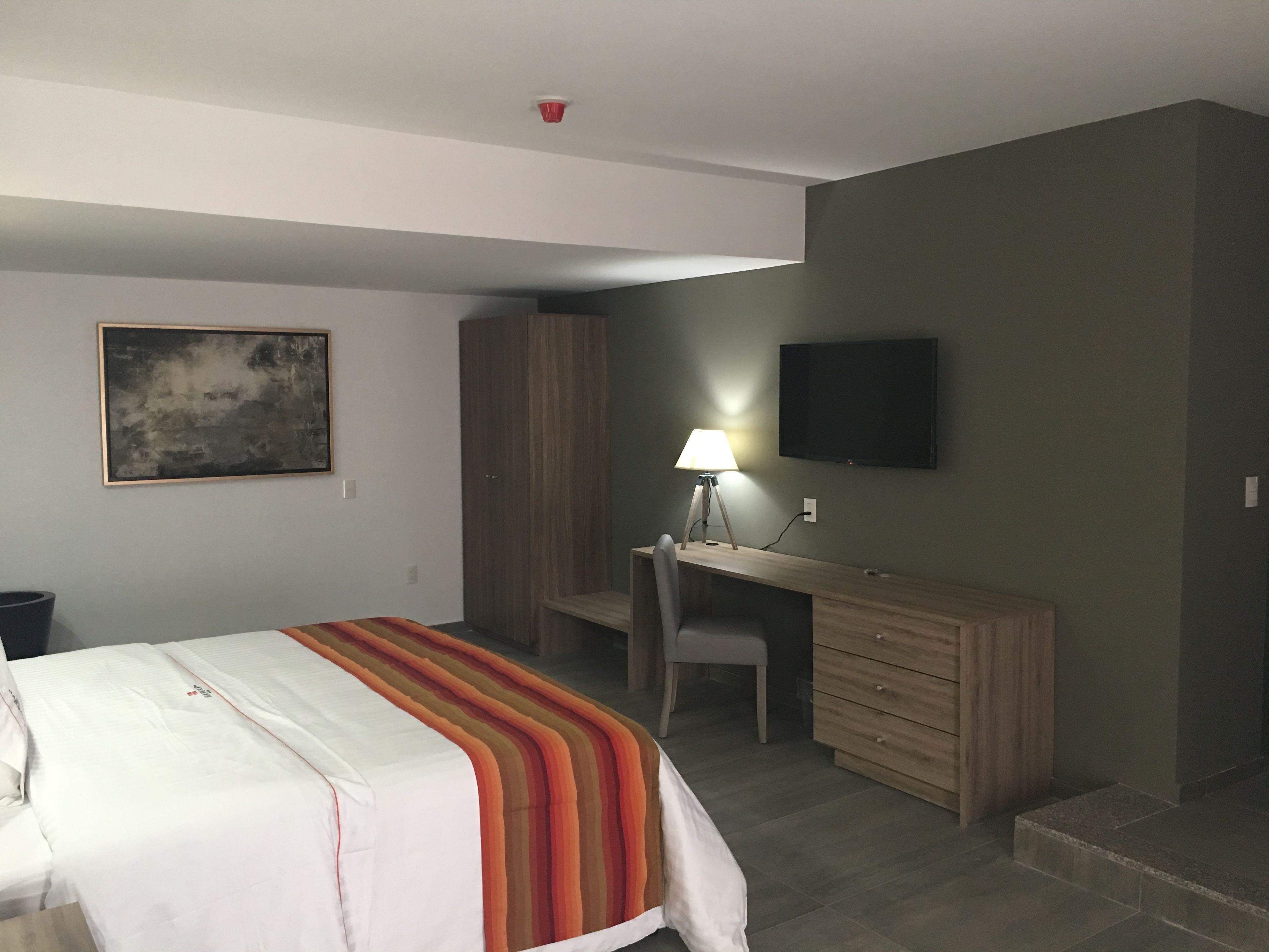 standard room, 1 king bed | in-room safe, desk, iron/ironing board, free wifi