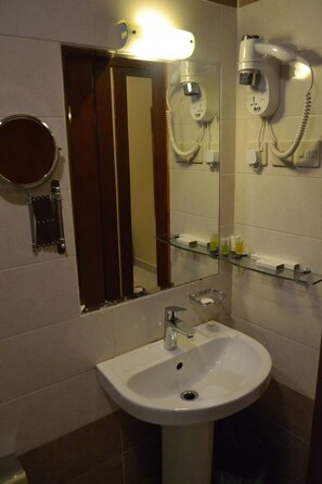 Shower, free toiletries, hair dryer, bathrobes - Platinum The First (Madinah)