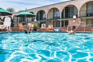 Una piscina techada, una piscina al aire libre