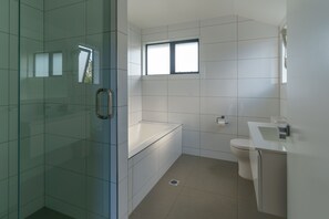Deluxe Studio, Bathtub | Bilik Mandi | Kelengkapan dandanan diri percuma, pengering rambut, tuala disediakan 