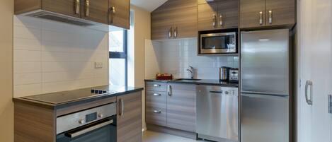 Deluxe appartement, 2 slaapkamers | Privékeuken | Een microgolfoven, een koffiezetapparaat/waterkoker, een waterkoker