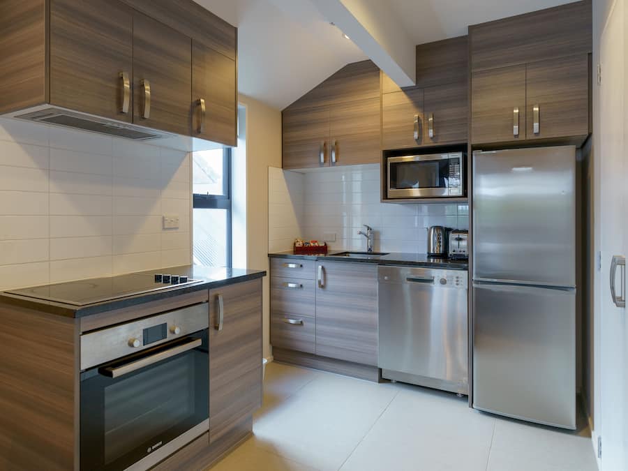 Apartamento luxo, 2 quartos | Cozinha privada | Micro-ondas, cafeteira/chaleira, chaleira elétrica, torradeira