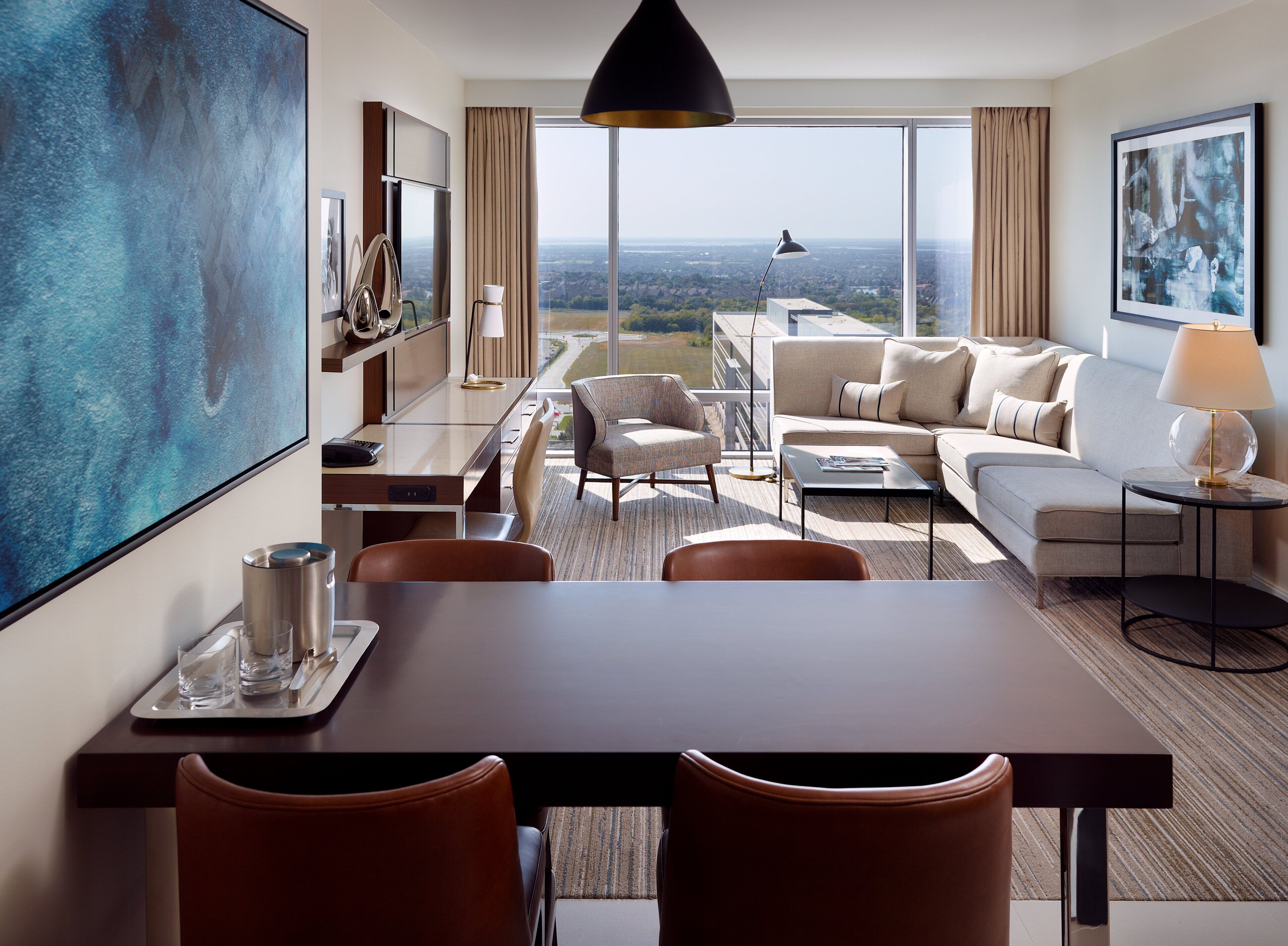 Värdeförvaringsskåp på rummet, skrivbord och arbetsyta för laptop