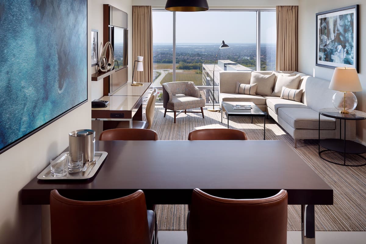 Värdeförvaringsskåp på rummet, skrivbord och arbetsyta för laptop