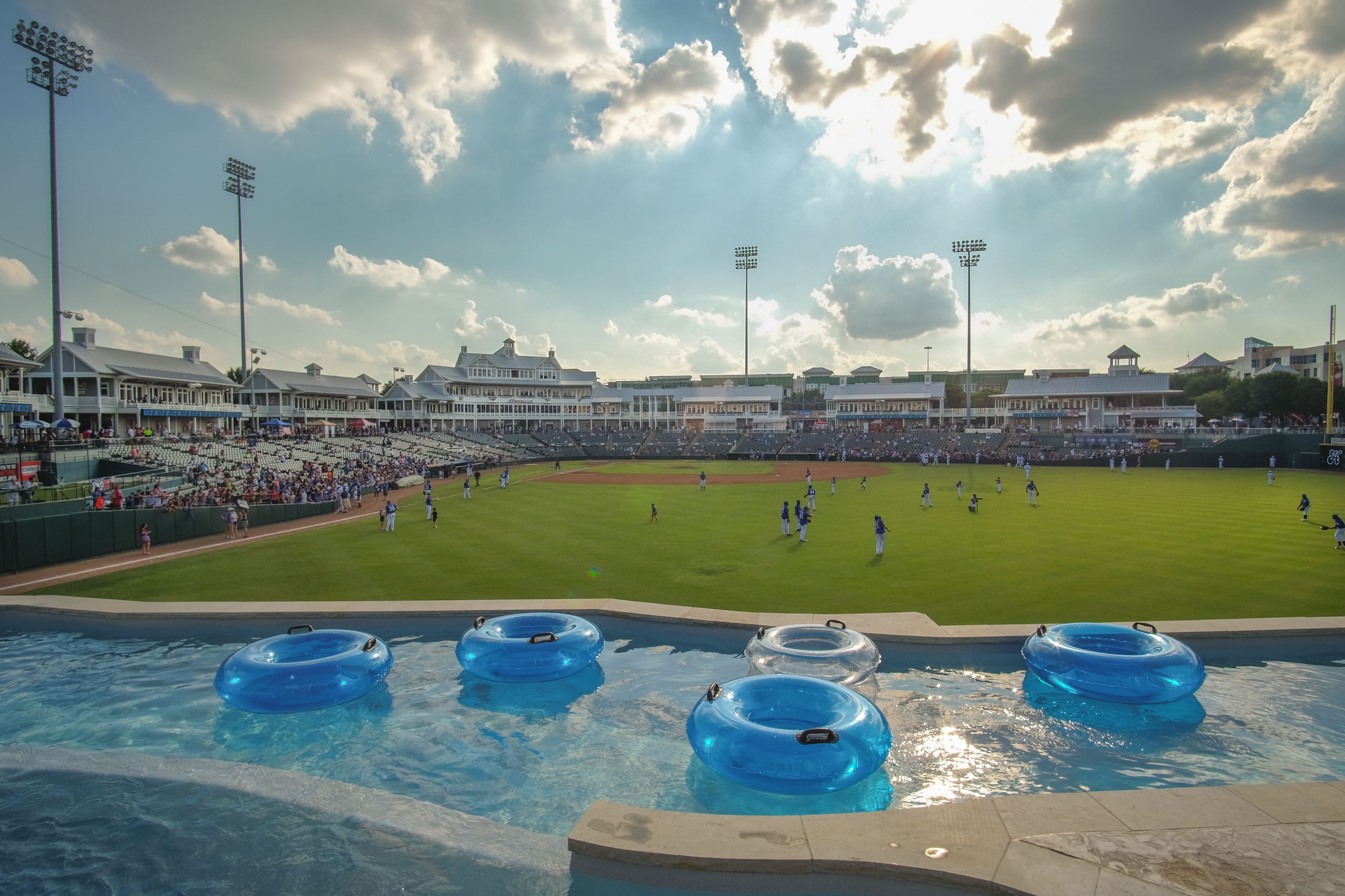 Un estadio con zona de piscina e inflables.