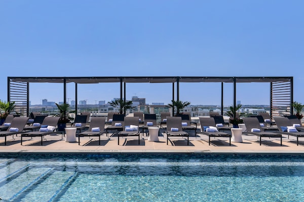 Piscina externa, funciona das 11h às 19h, espreguiçadeiras