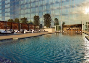 Piscina externa, funciona das 11h às 19h, espreguiçadeiras